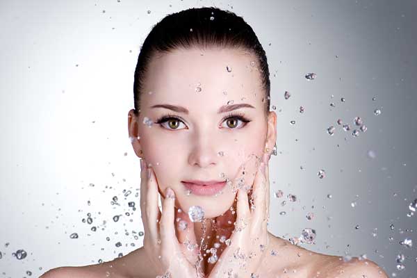 Glatteres und jüngeres Hautbild durch Aqua Facial Kosmetikbehandlung mit innovativer Technik